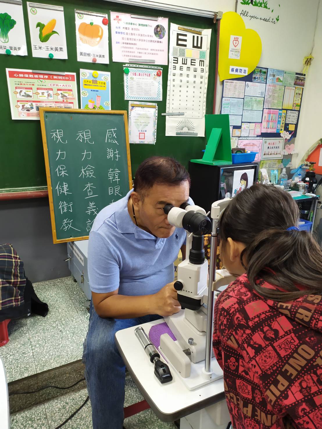 韓醫師到校為學童檢查眼睛(1)