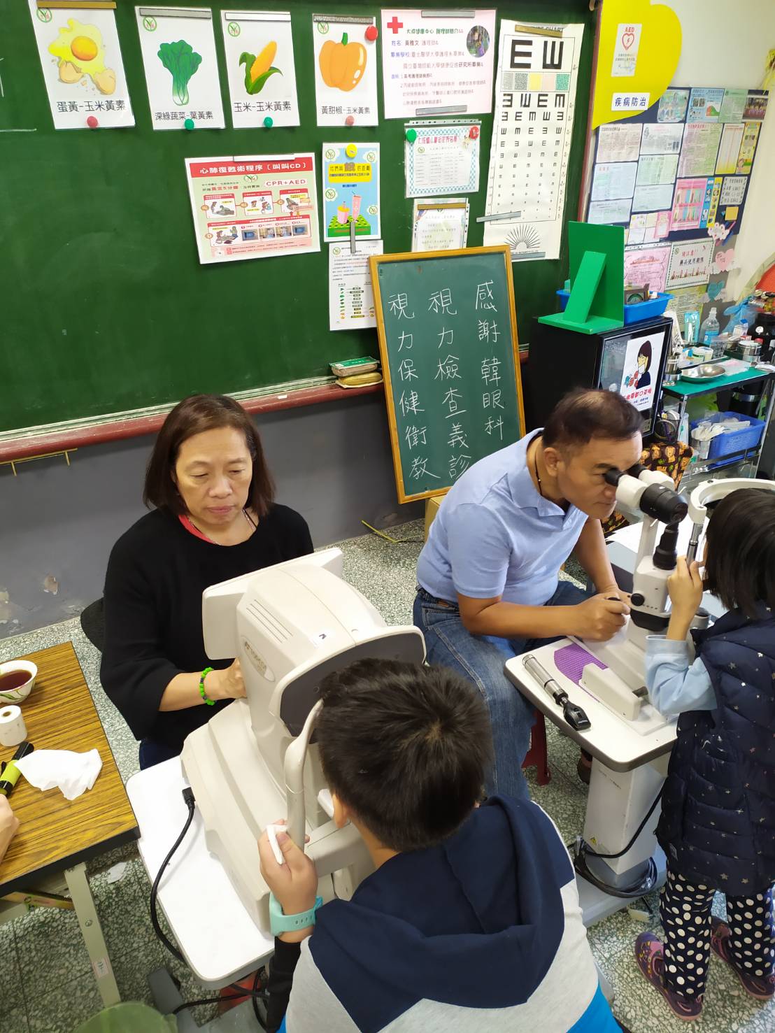 韓醫師到校為學童檢查眼睛(2)