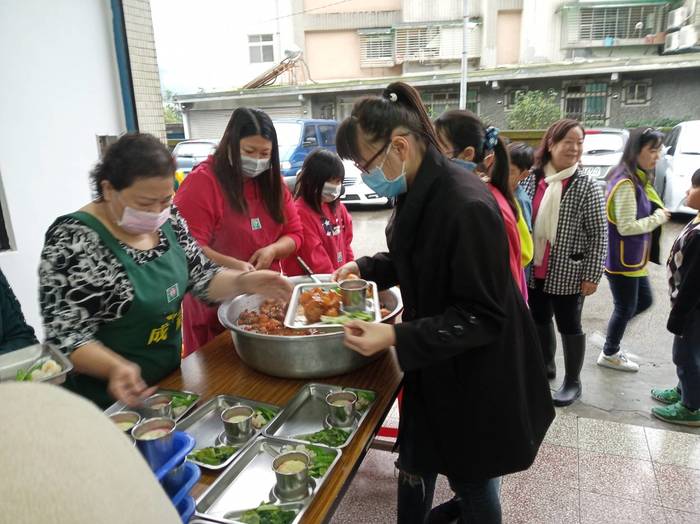 幫忙端菜