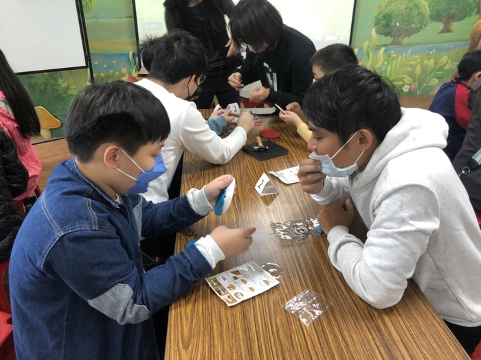 父子一起學，男生也可以學會使用針線