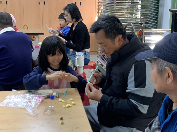 情緒爆米花親子活動-一起做勞作1