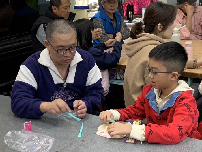 情緒爆米花親子活動-一起做勞作3