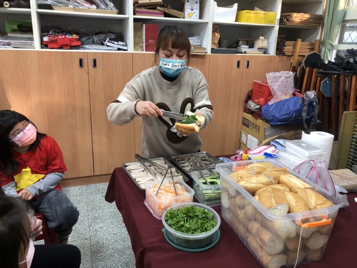 越南籍家長指導如何包越南麵包111.12.26